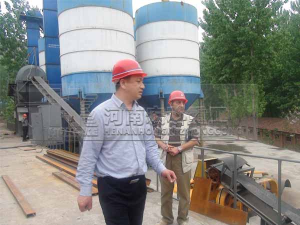 伊朗客戶現(xiàn)場考察陶?；剞D(zhuǎn)窯生產(chǎn)線